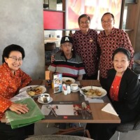 Kedua Putri dari Pahlawan Nasional Sam Ratulangie foto bersama (berdiri) dengan Putra Bung Tomo dan Jenderal T.B. Simatupang