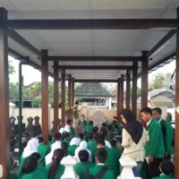 Makam H.O.S. Tjokroaminoto sering di ziarahi oleh Siswa2 Pelajar yang ingin melihat Makam nya Sang Guru Bangsa yang telah dibuat pula film layar lebar nya pada tahun 2015 dan menjadi pemenang dalam berbagai ajang Festival Film