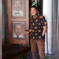 Salah satu Cucu Prof. Dr. Soepomo (Wisnu Wardhana) sedang menunjuk kan foto Eyang kebanggaan nya yang menjadi Pahlawan Nasional
