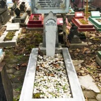 Makam Pahlawan Nasional H. Fachruddin yang satu lokasi dengan Makam Pahlawan H.O.S. Tjokroaminoto di Makam Kuncen lama, Pakuncen, Wirobrajan di Kota Jogyakarta.