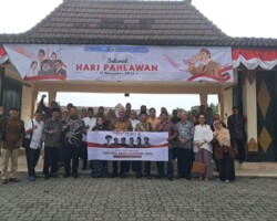 Foto besama Keluarga PahNas IKPNI Korwil DIY melakukan Ziarah Peringatan Hari Pahlawan Nasional 10 November 2025 IKPNI KORWIL DIY di makam Pahlawan Kusumanegara